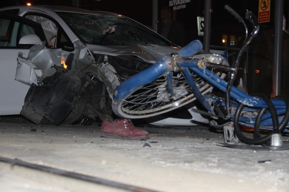 Konya’da kontrolden çıkan otomobil dehşet saçtı: 1 ölü