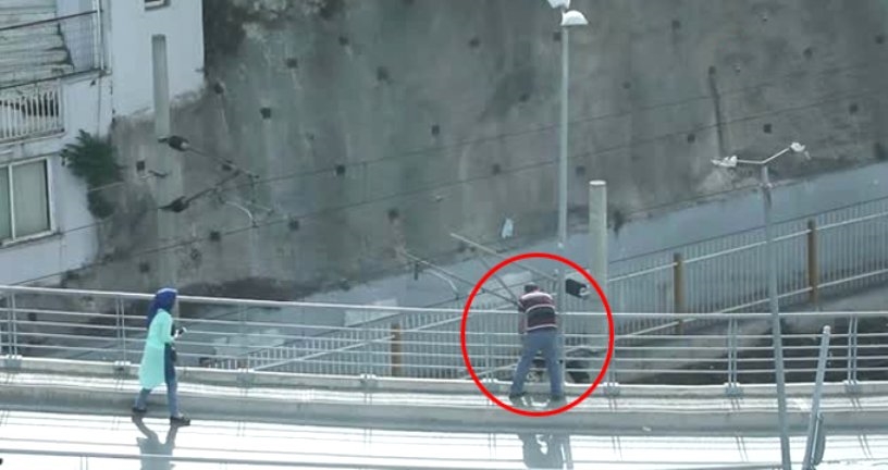Yakalanacağını Anlayınca Köprüden Atlamaya Çalışan Hırsızı, Vatandaş Kolundan Tutarak Kurtardı