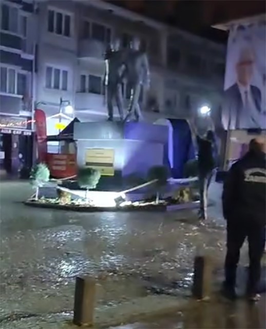 Odunpazarı Belediyesi’nin Yeni Yıl Pazarı tezgahları saldırıya uğradı