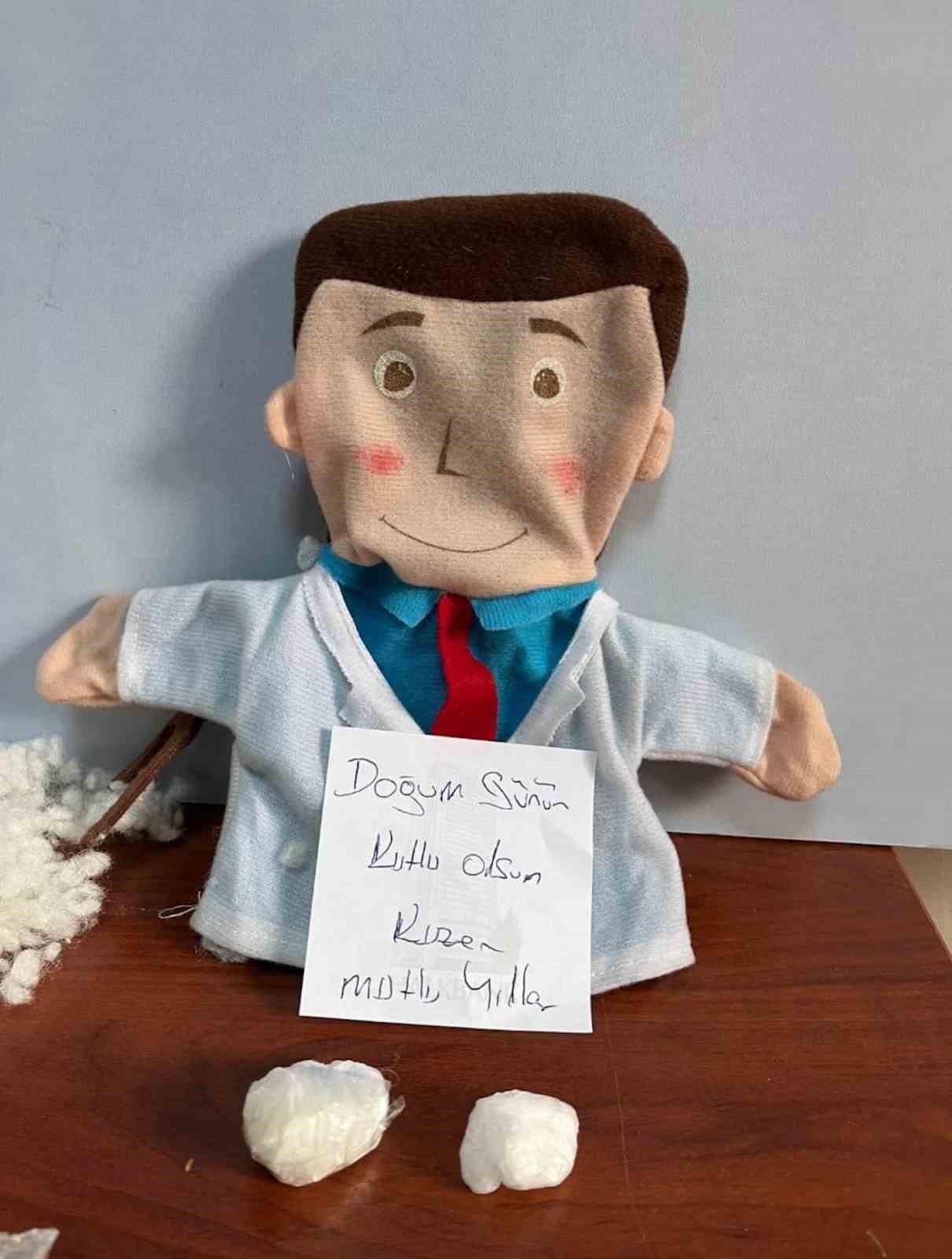 &rsquo;Doğum g&uuml;n&uuml;n kutlu olsun&rsquo; notunun bulunduğu bez bebekten uyuşturu &ccedil;ıktı: 8 g&ouml;zaltı
