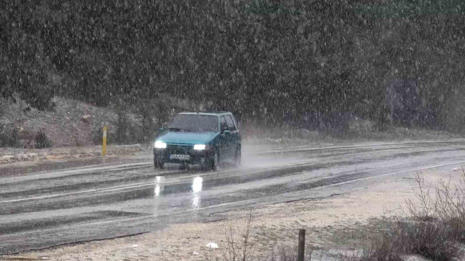 Mersin&rsquo;de kar yağışı izleyenlere g&ouml;rsel ş&ouml;len yaşattı
