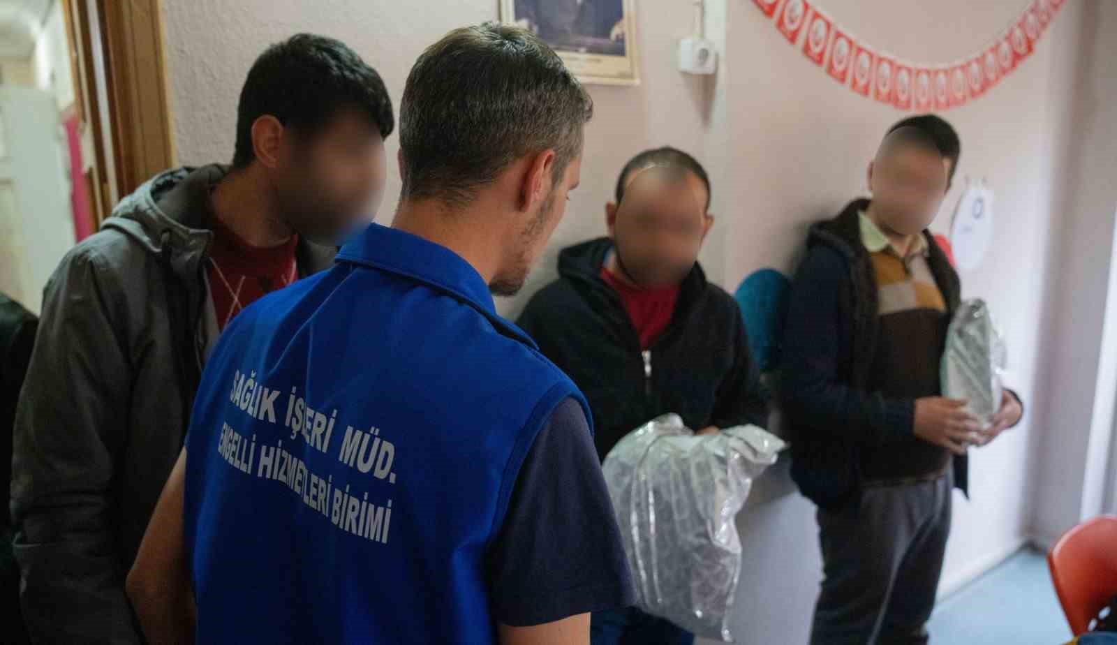 Dezavantajlı bireylere ve k&ouml;y okulu &ouml;ğrencilere yeni yıl hediyesi
