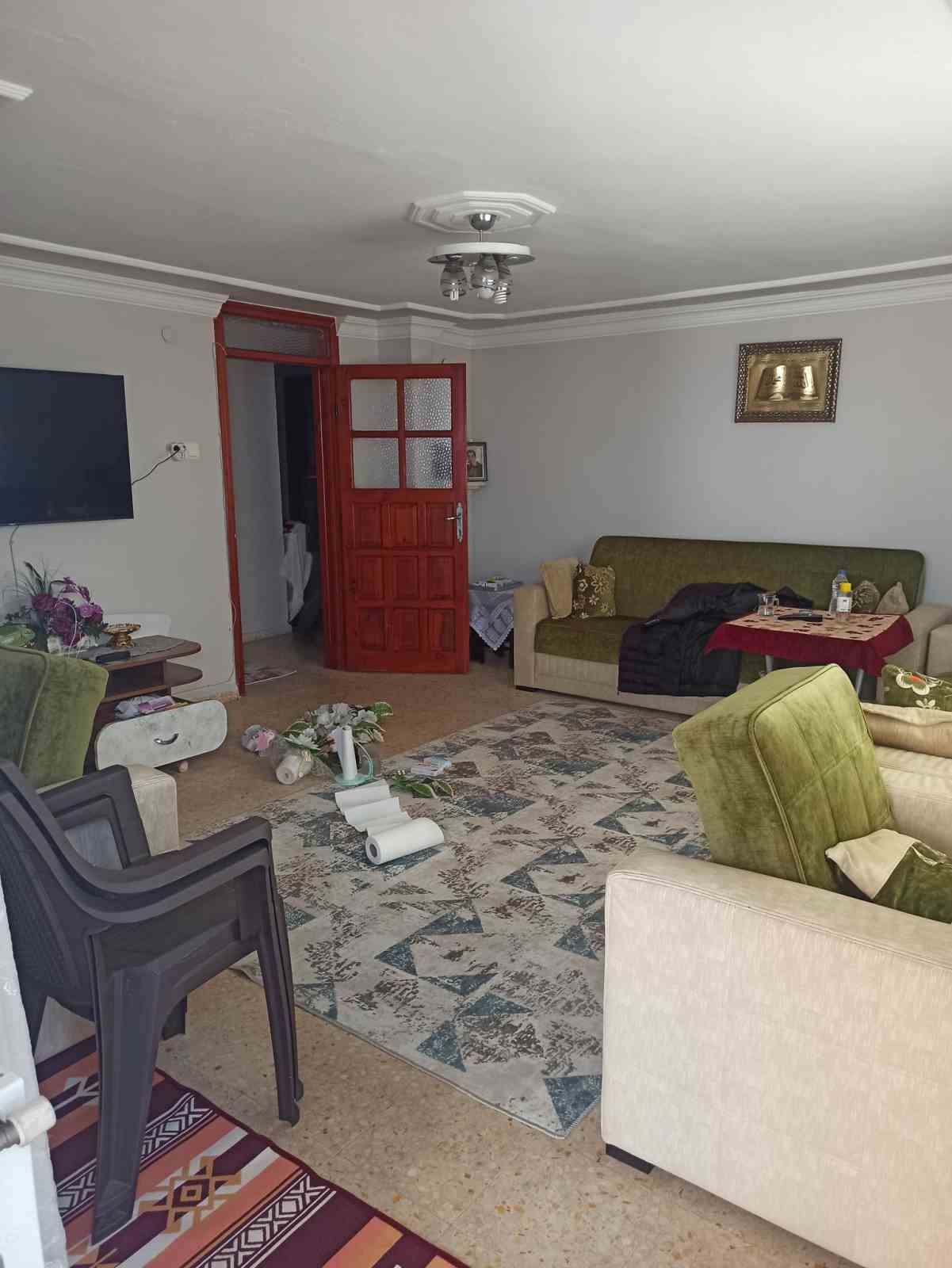 "Kafama silah dayayıp altınlarımı &ccedil;aldılar" diyen kadının bilezikleri kumar oynayan oğluna verdiği ortaya &ccedil;ıktı
