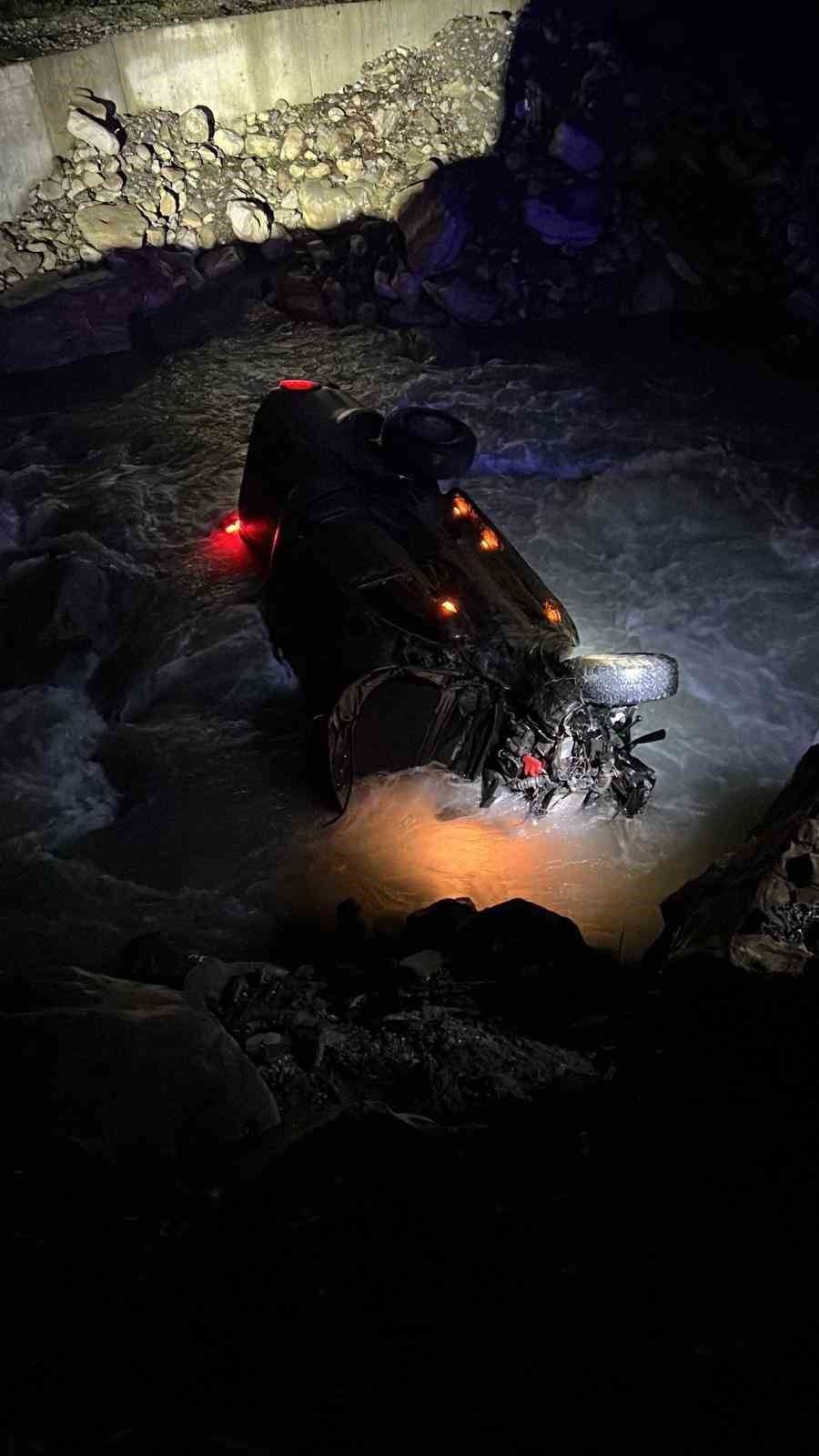 D&uuml;zce&rsquo;de yayladan d&ouml;nen ara&ccedil; dereye u&ccedil;tu: 3 yaralı
