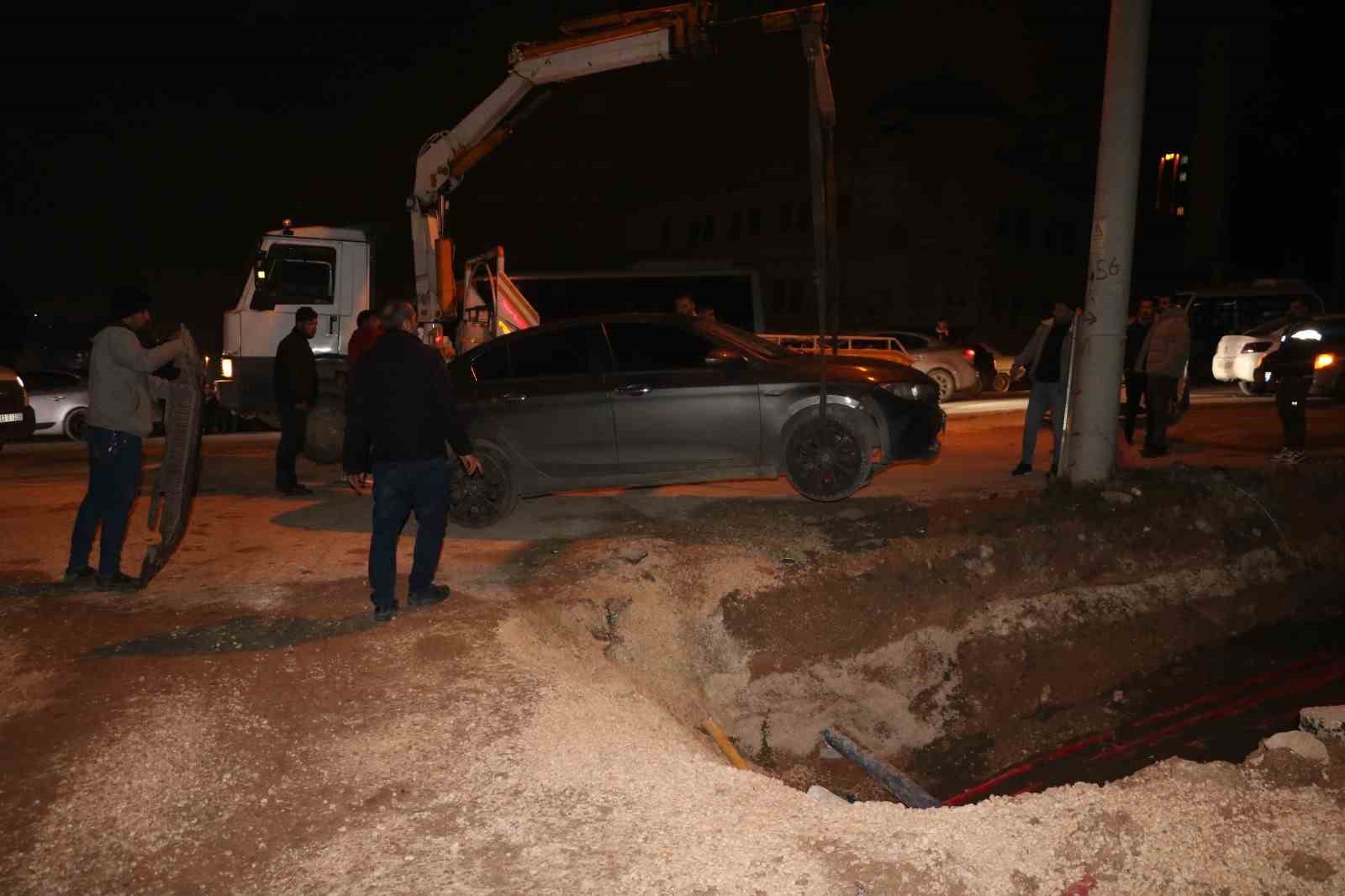 Çukura düşen otomobil vinç yardımıyla çıkarıldı
