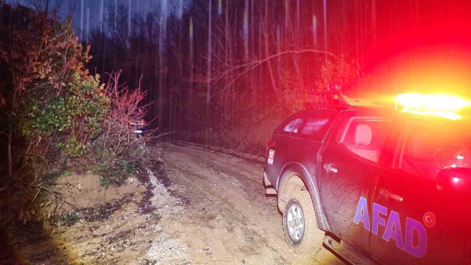 Navigasyon dağ yolunda g&ouml;t&uuml;r&uuml;nce &ccedil;amura saplanarak mahsur kaldılar
