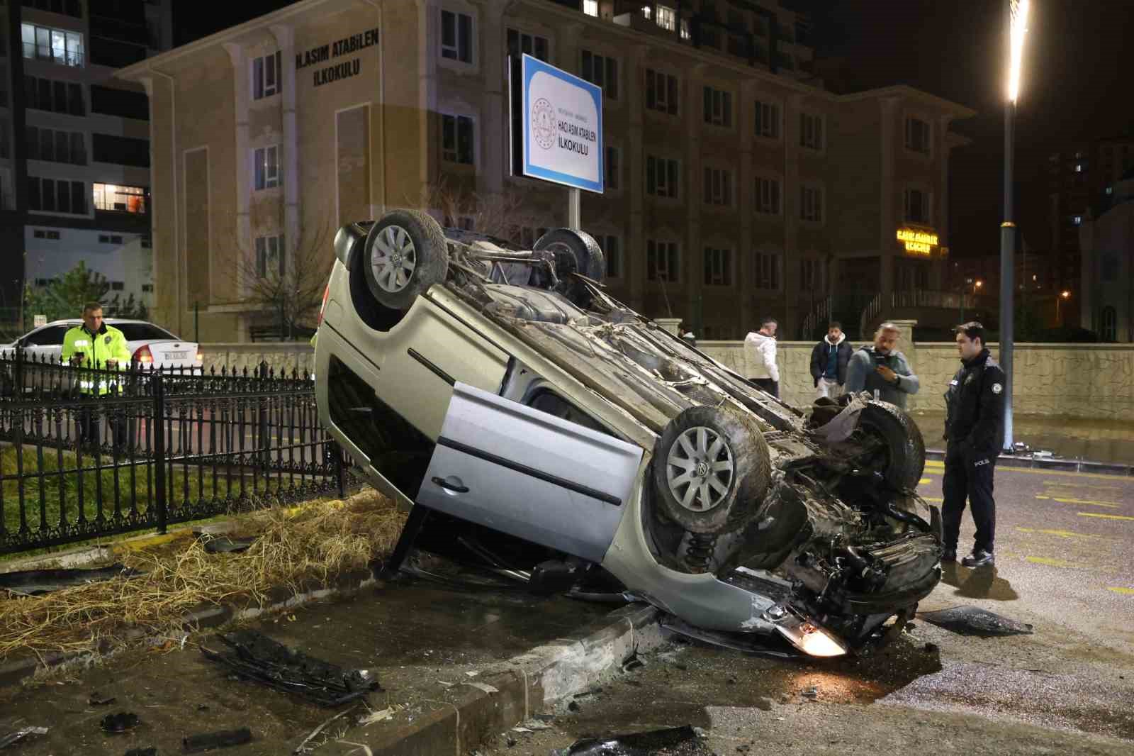 Kontrolden &ccedil;ıkan hafif ticari ara&ccedil; takla attı: 1 yaralı
