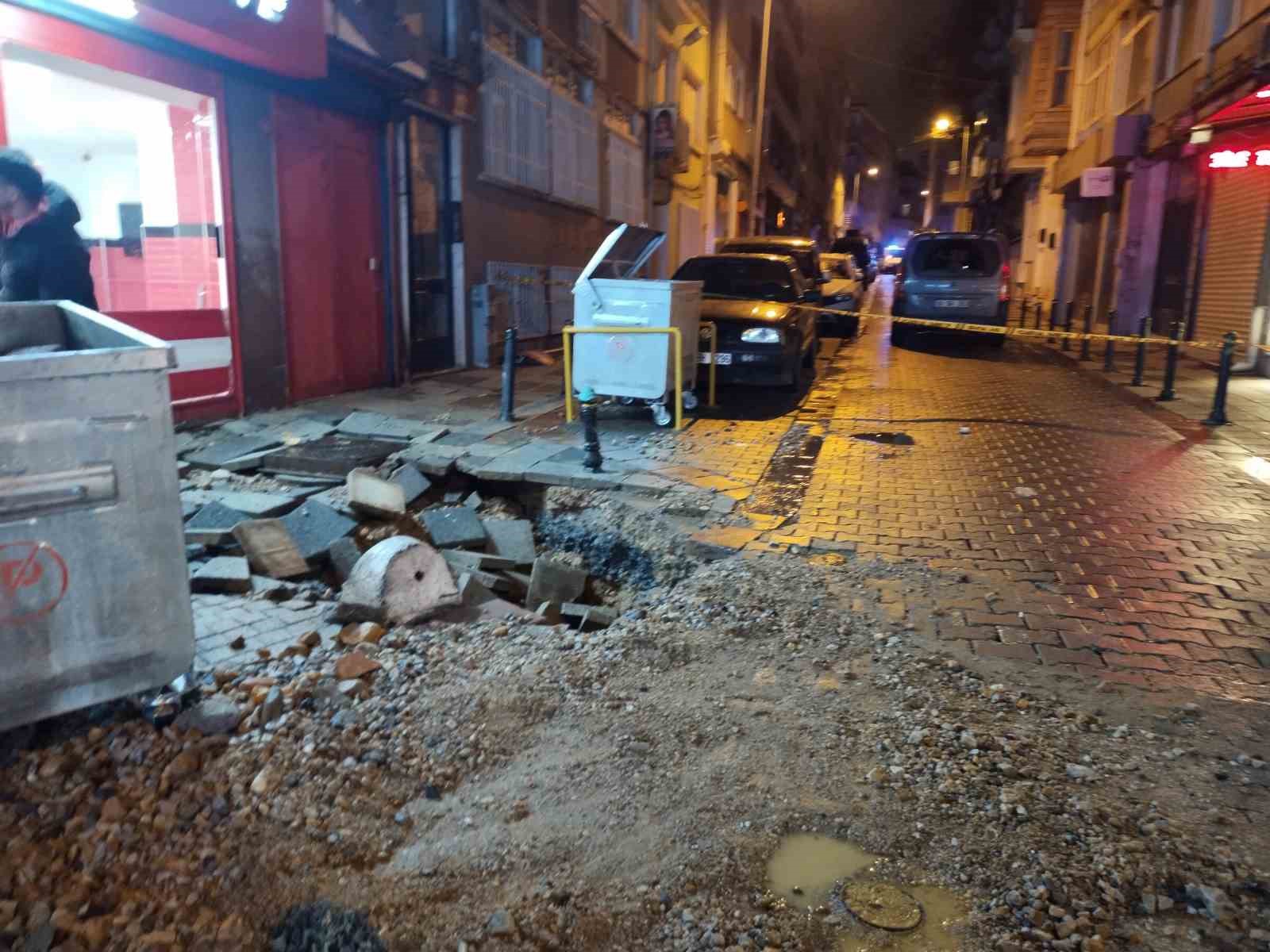 Kadık&ouml;y&rsquo;de kanalizasyon borusu patladı... Fışkıran suyun metrelerce y&uuml;kseldiği anlar kamerada
