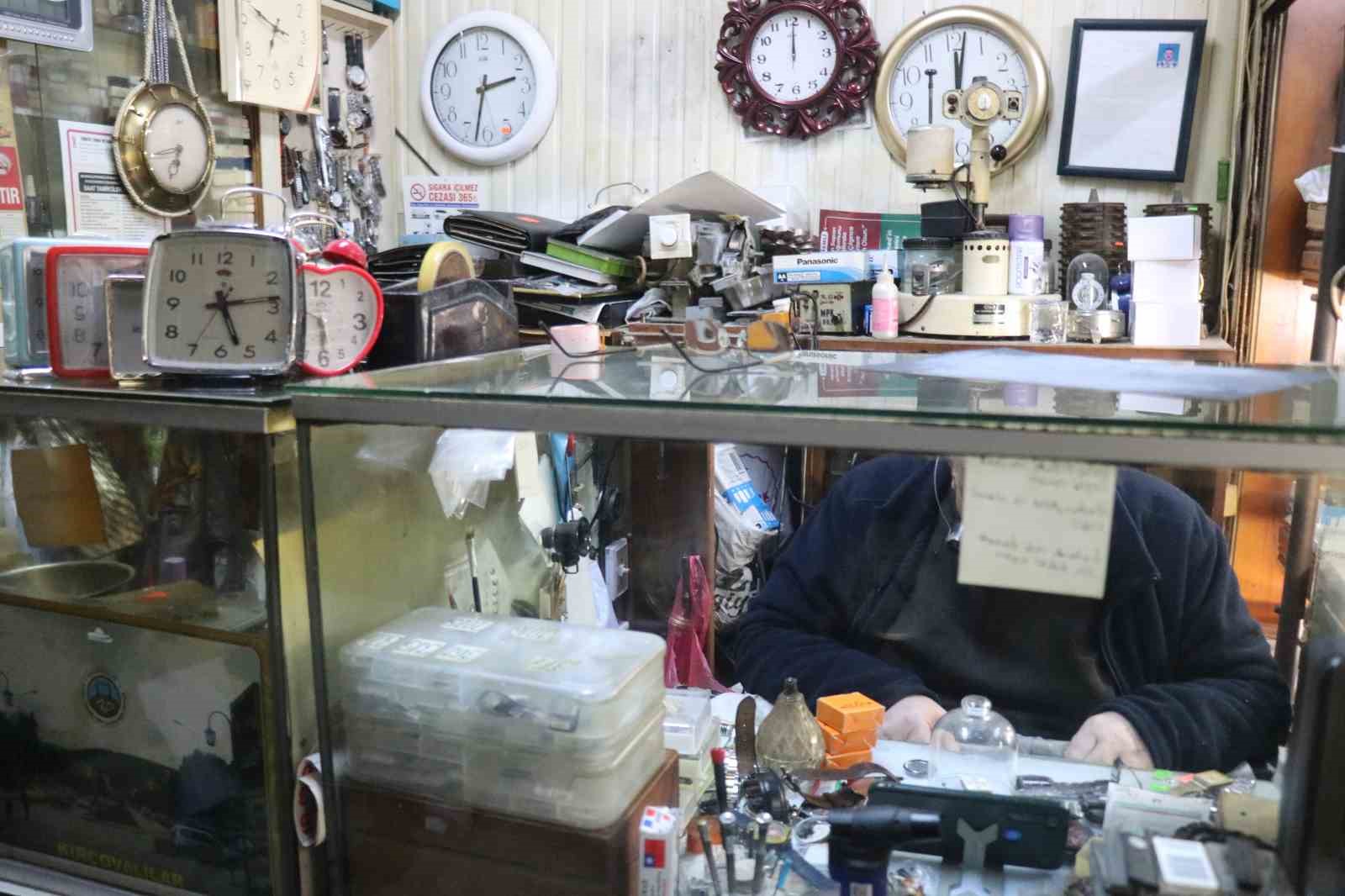 Tarihi &ccedil;arşıdaki 9 metrekare d&uuml;kkanda 46 yıldır zamana ayar veriyor
