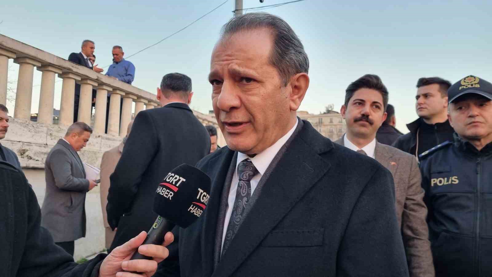 İstanbul İl Emniyet M&uuml;d&uuml;r&uuml; Yıldız, Taksim Meydanı&rsquo;nda g&ouml;revli polis ekiplerini ziyaret etti
