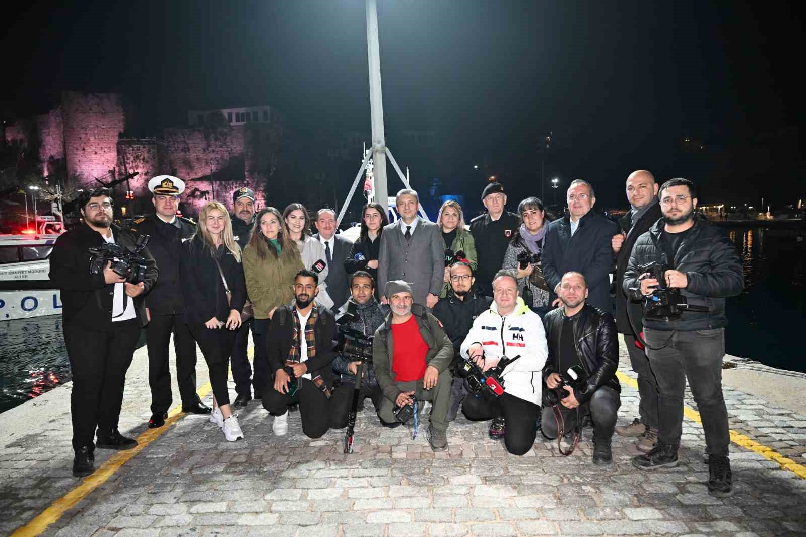 Antalya Valisi Şahin&rsquo;den yılbaşı mesaisi: "T&uuml;m ekipler g&ouml;rev başında"
