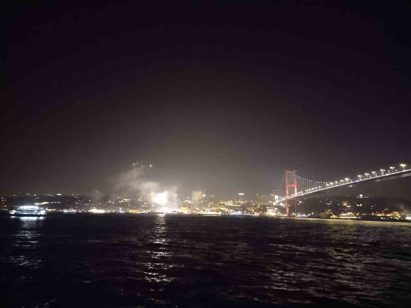 İstanbul Boğazı’nda havai fişekli yeni yıl coşkusu