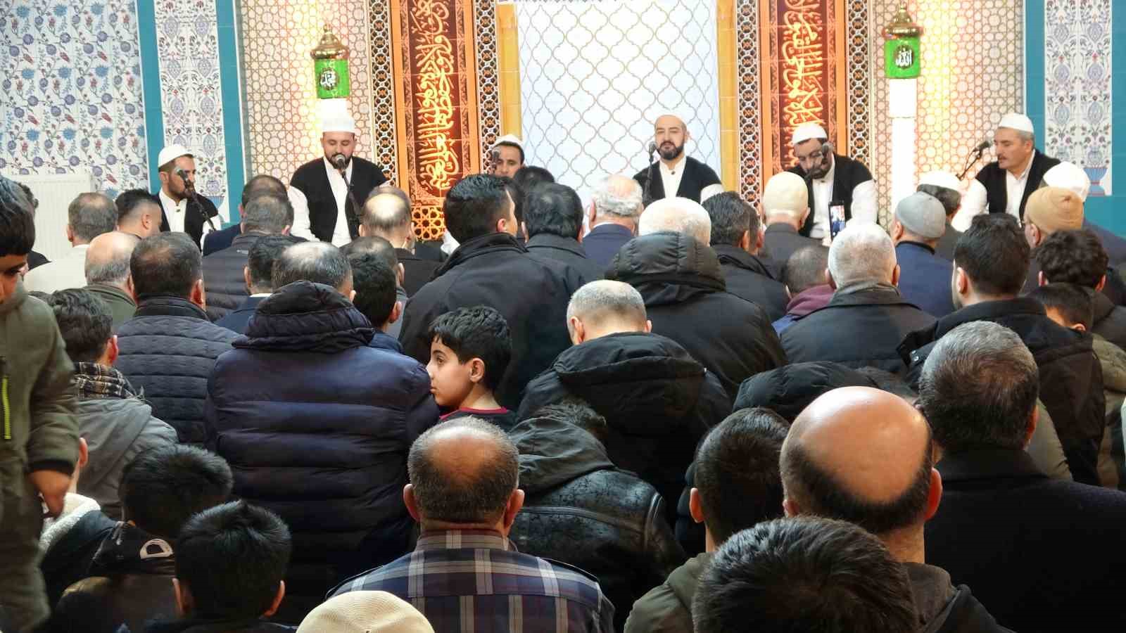 Bitlis&rsquo;te a&ccedil;ılışı yeni yapılan camide Regaip Kandili programı d&uuml;zenlendi
