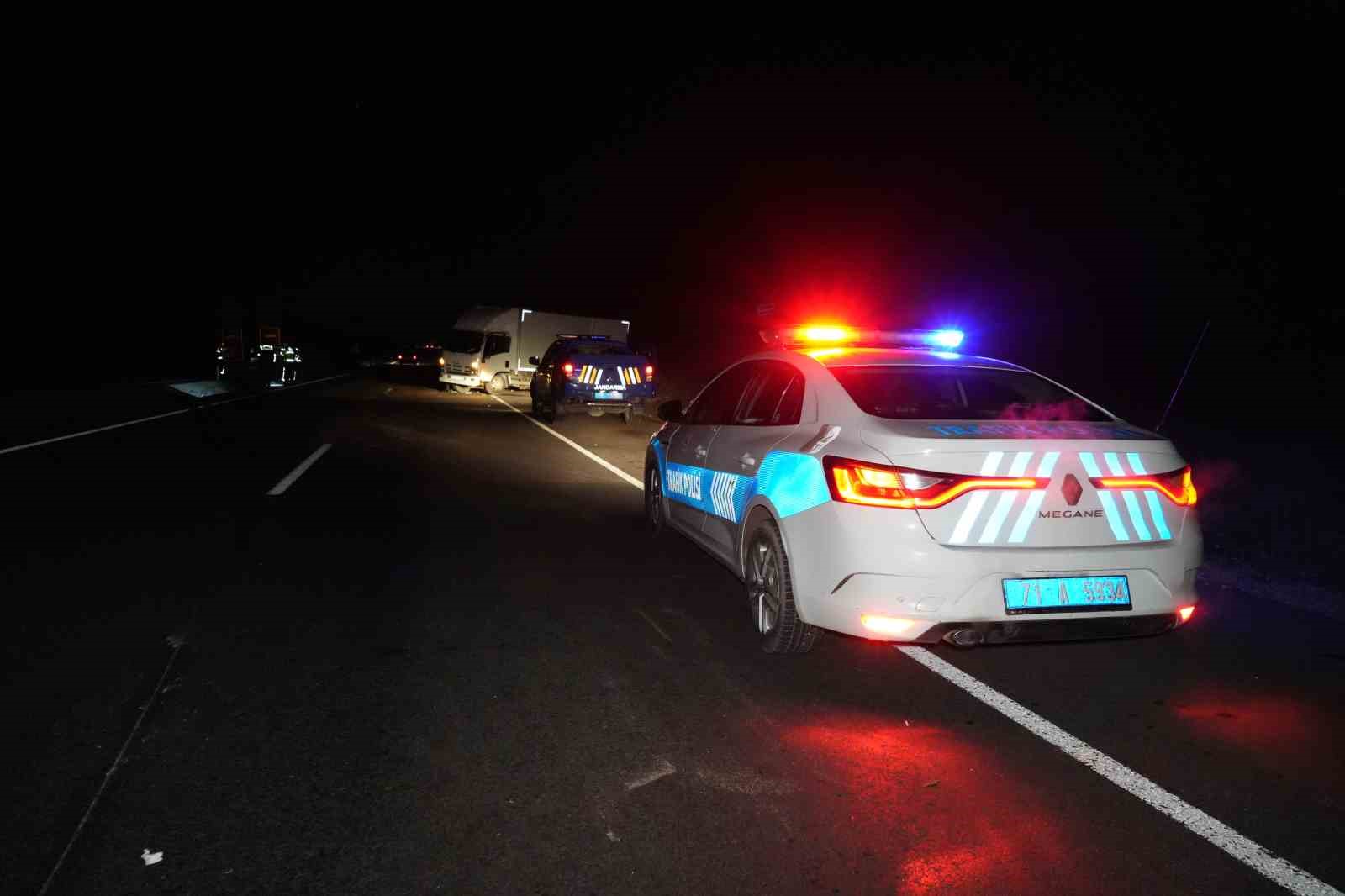 S&uuml;r&uuml;c&uuml;s&uuml;n&uuml;n ehliyeti olmayan tır, park halindeki kamyona &ccedil;arptı
