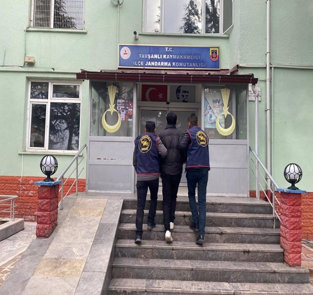 K&uuml;tahya&rsquo;da JASAT aranan 98 şahsı yakaladı
