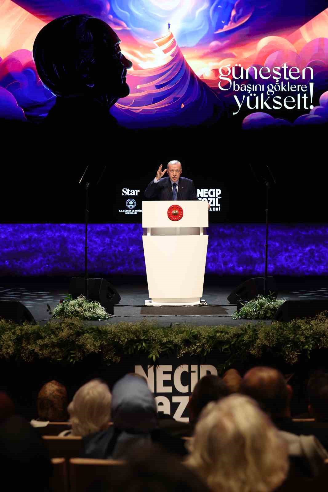 Cumhurbaşkanı Erdoğan: "&Uuml;stat&rsquo;ın uğruna &ouml;mr&uuml;n&uuml; adadığı gen&ccedil;lik, Kızılelma&rsquo;ya uzanacaktır"
