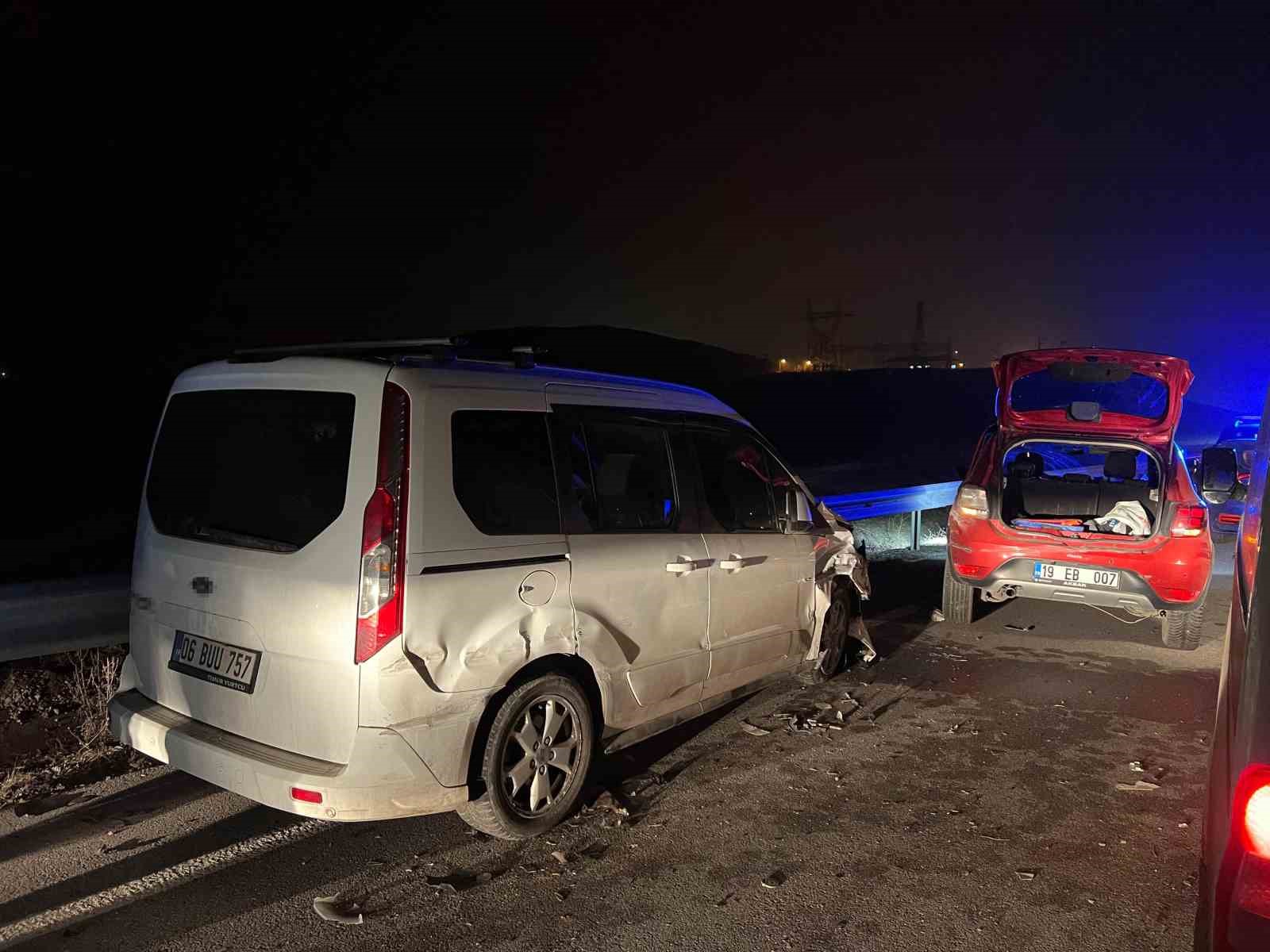 Hafif ticari ara&ccedil; ile otomobil &ccedil;arpıştı: 6 yaralı
