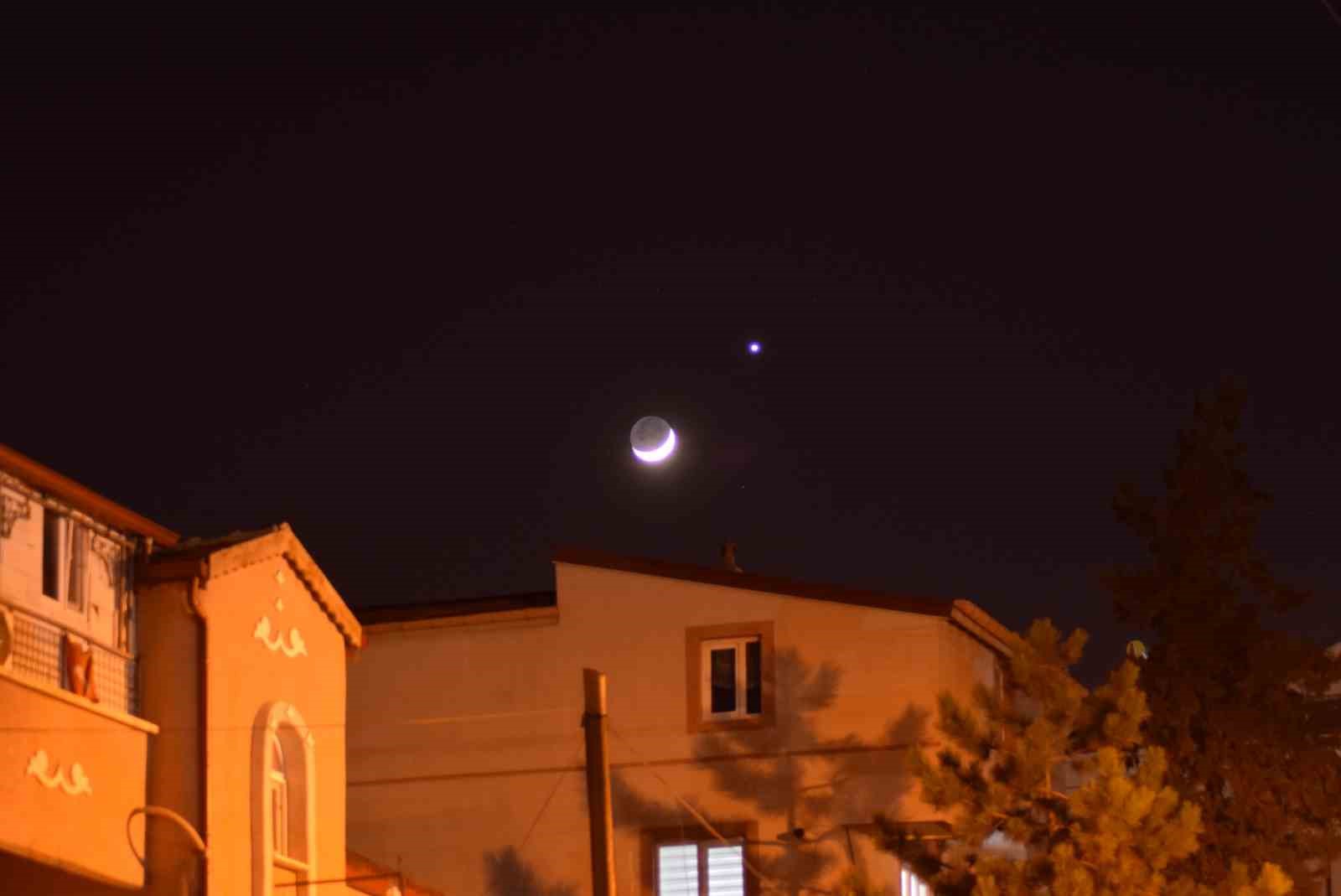 G&ouml;ky&uuml;z&uuml;nde buluşan hilal ve yıldız g&ouml;rsel ş&ouml;len sundu
