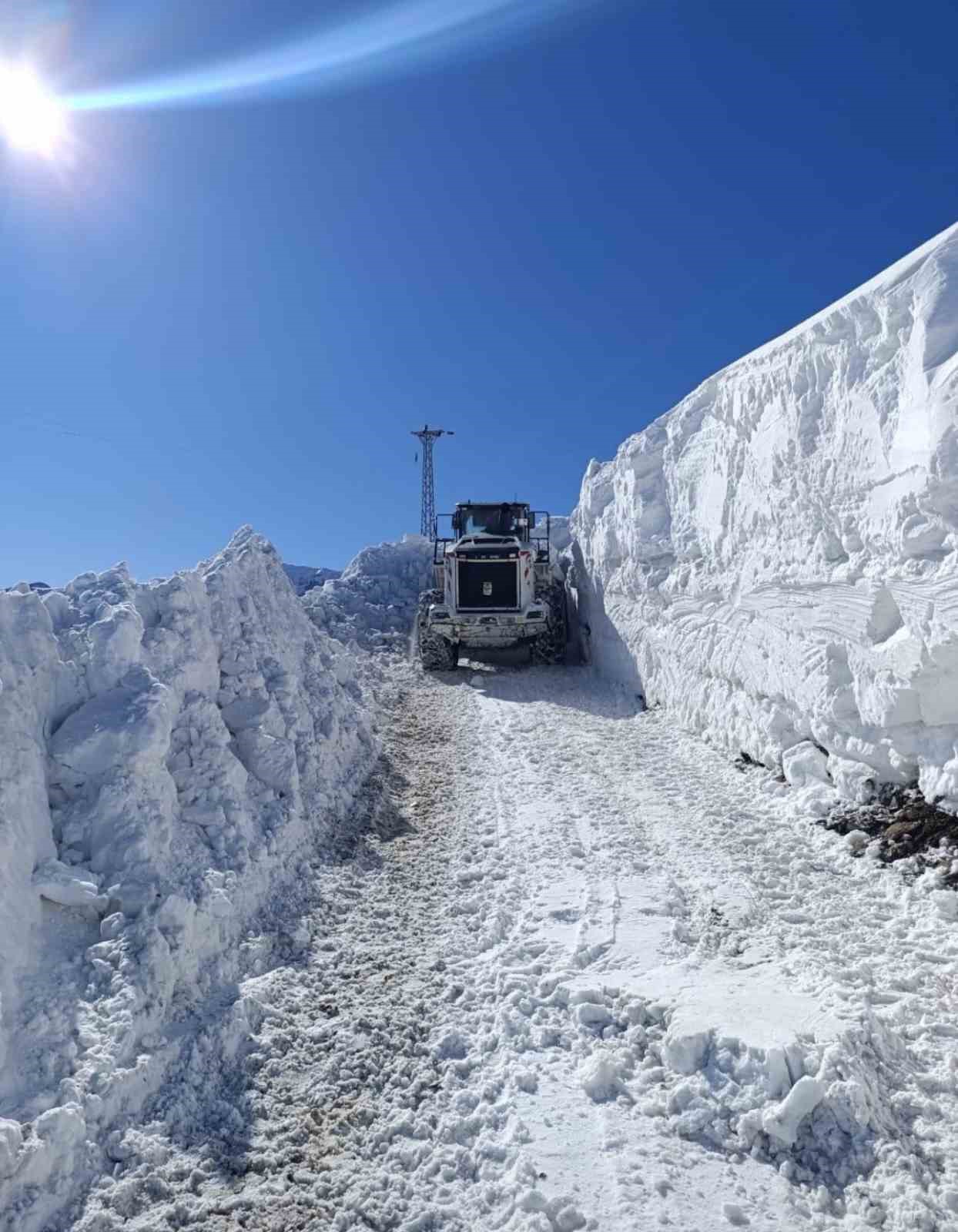Y&uuml;ksekova&rsquo;da 3 metrelik karla zorlu m&uuml;cadele
