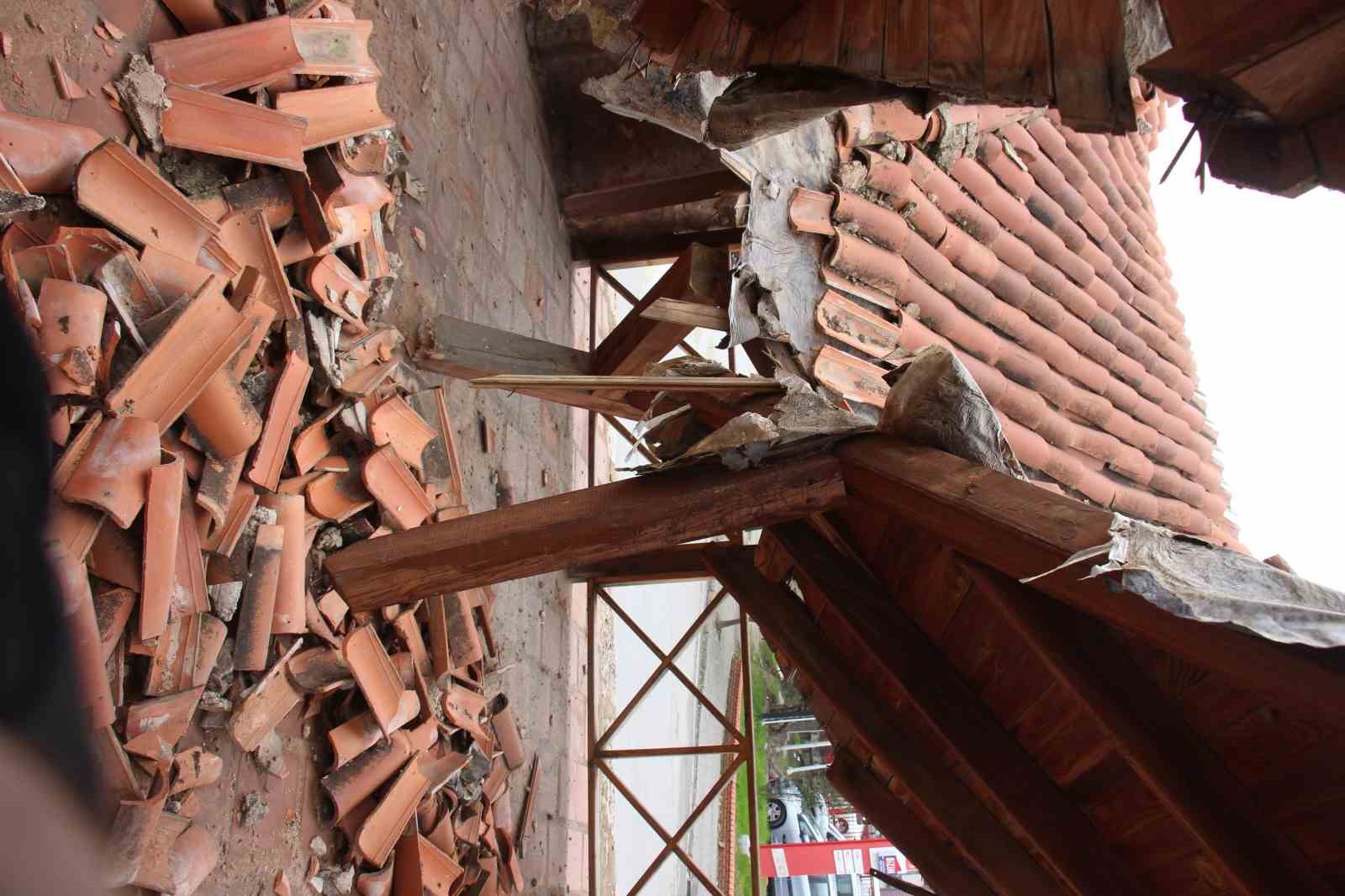 Asırlarca ayakta durdu, tadilat yapıldıktan sonra birka&ccedil; yağmurda yere &ccedil;&ouml;kt&uuml;
