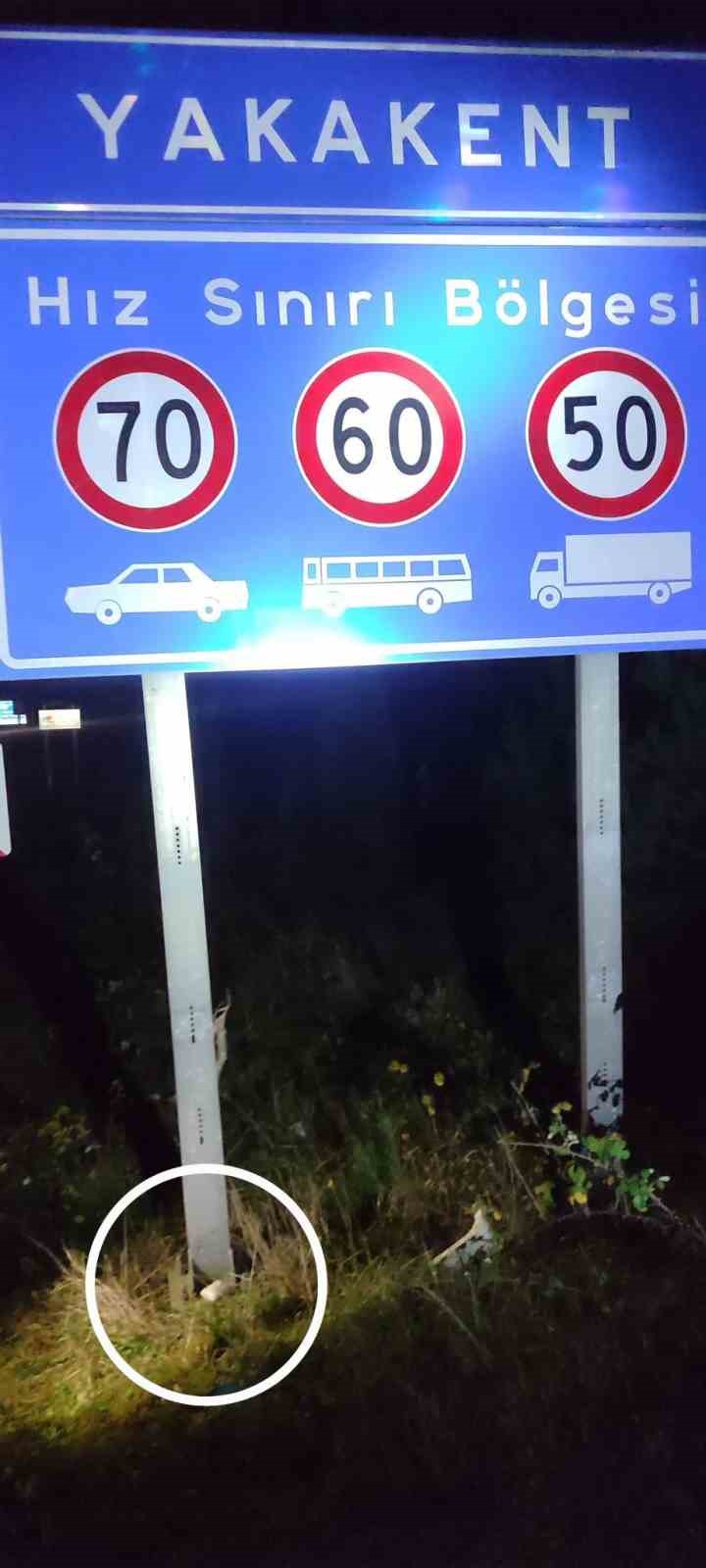 Polis hız sınırı tabelasının dibine bırakılmış uyuşturucu ele geçirdi