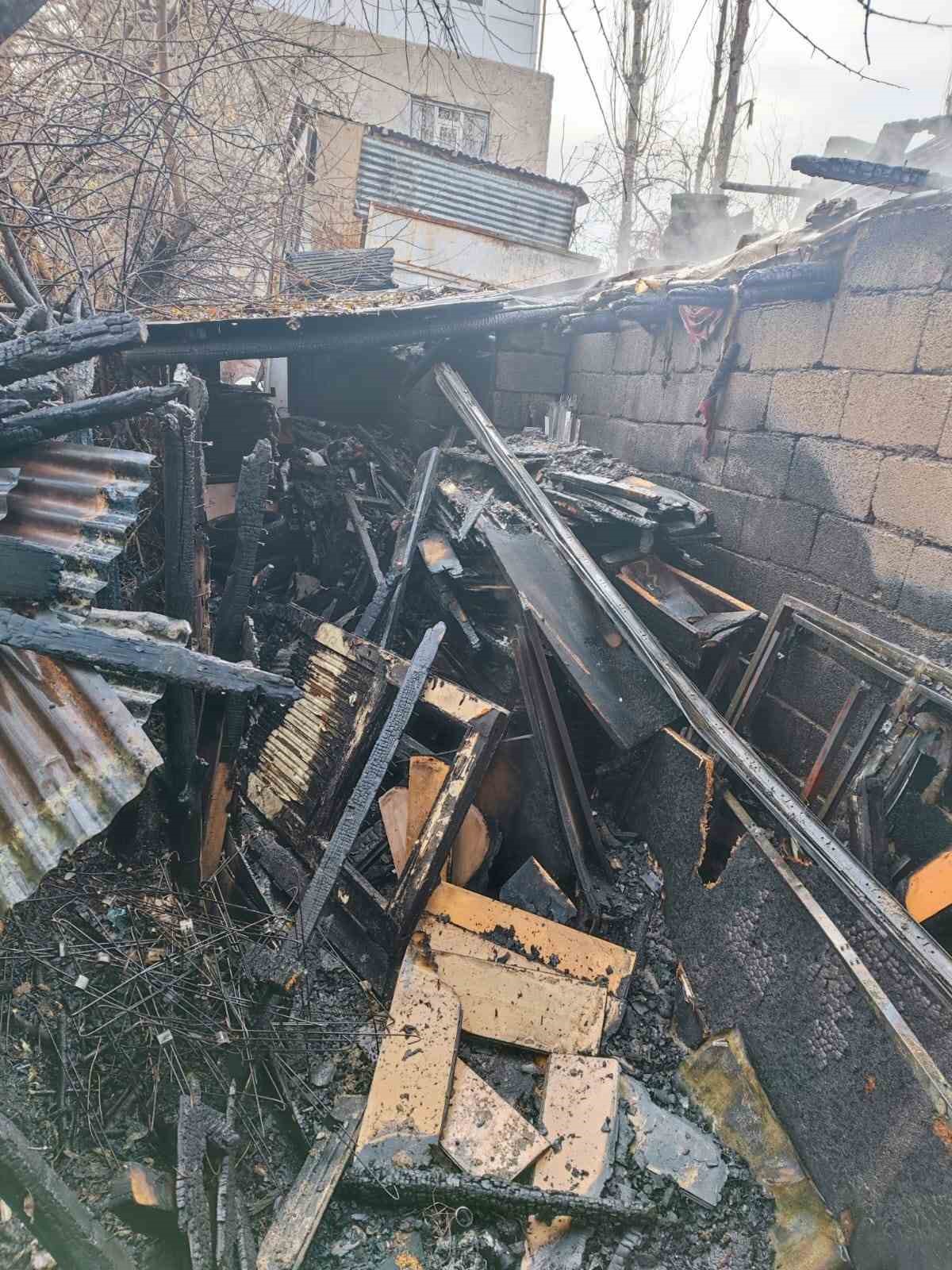 Van&rsquo;da odunluk ve tandır evi yangını
