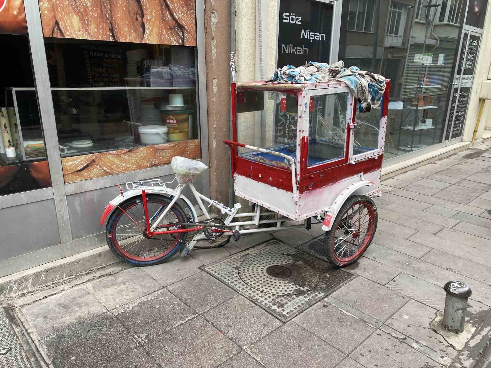 Seyyar aracın &uuml;zerine yazılan ilgin&ccedil; yazılar dikkat &ccedil;ekti
