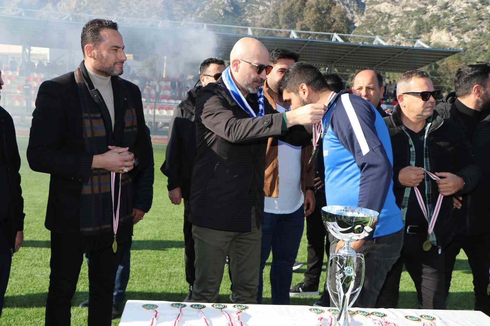 Sazlıspor, şampiyonluk kupasını Başkan Arıkan&rsquo;ın elinden aldı
