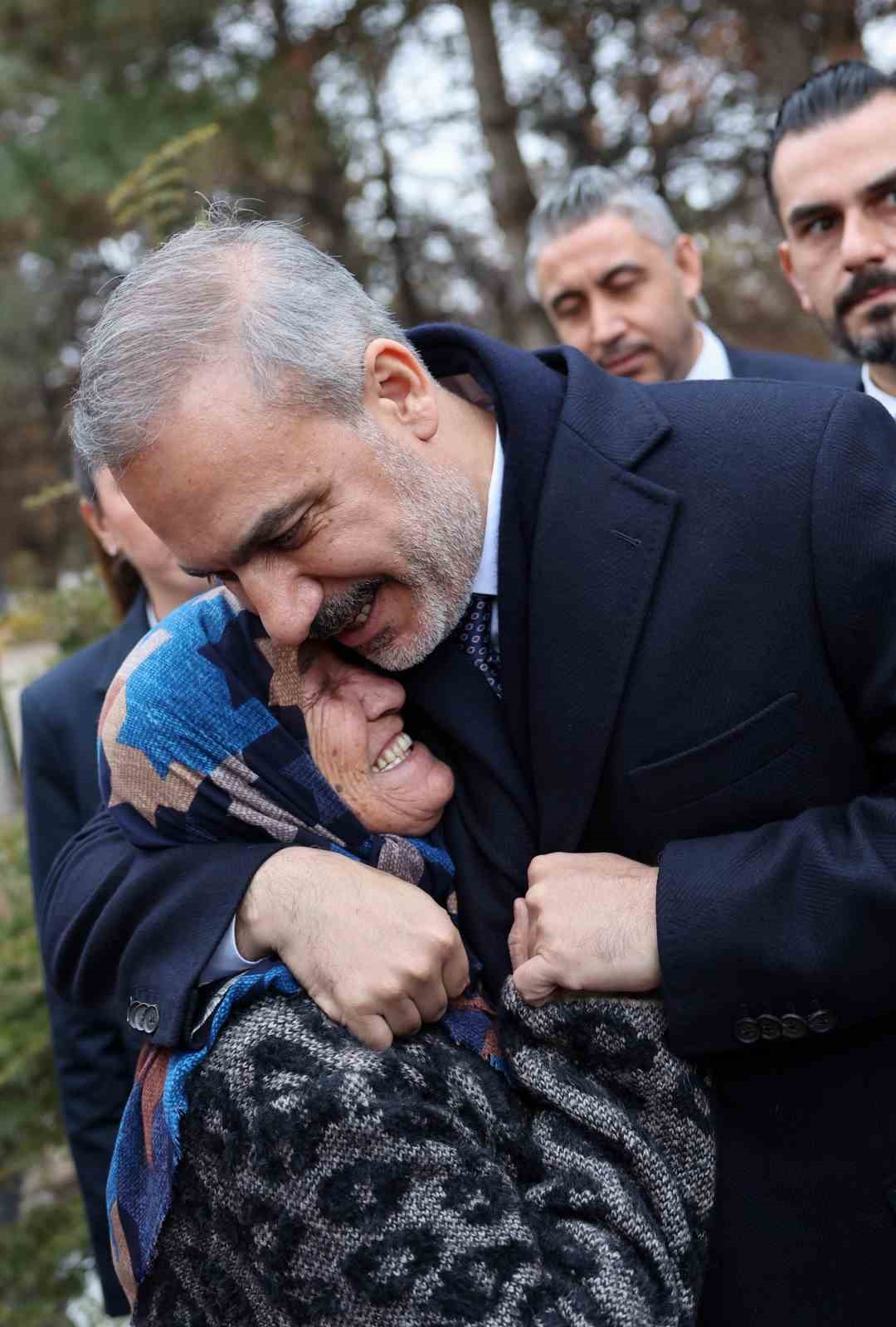 Bakan Fidan, şehit Astsubay Ömer Halisdemir’in kabrini ziyaret etti