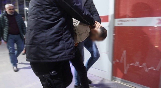 "Pes" dedirten hırsızlık: Parasını &ccedil;aldığı teyzesine &ccedil;i&ccedil;ek g&ouml;nderdi
