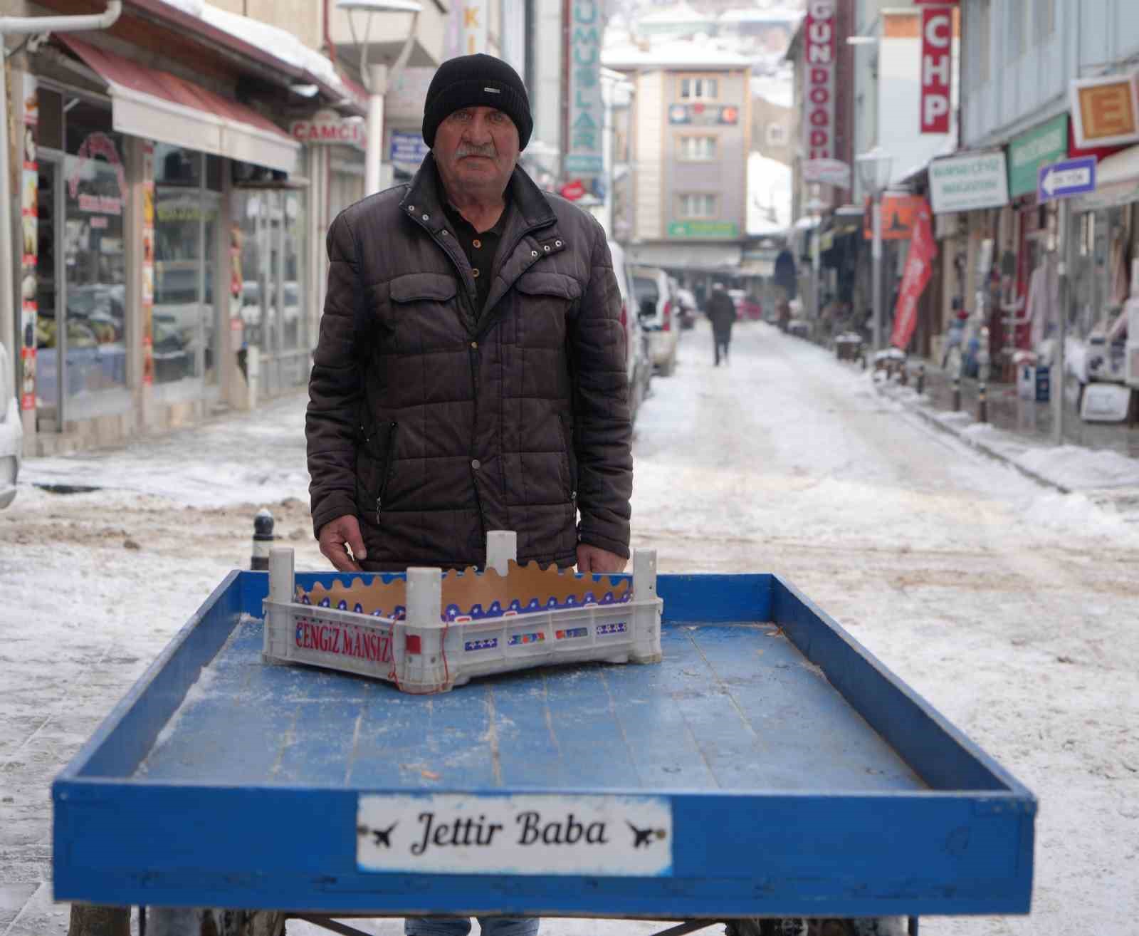 Bayburt&rsquo;a yeni yılın ilk karının yağmasıyla kent beyaz &ouml;rt&uuml;yle kaplandı
