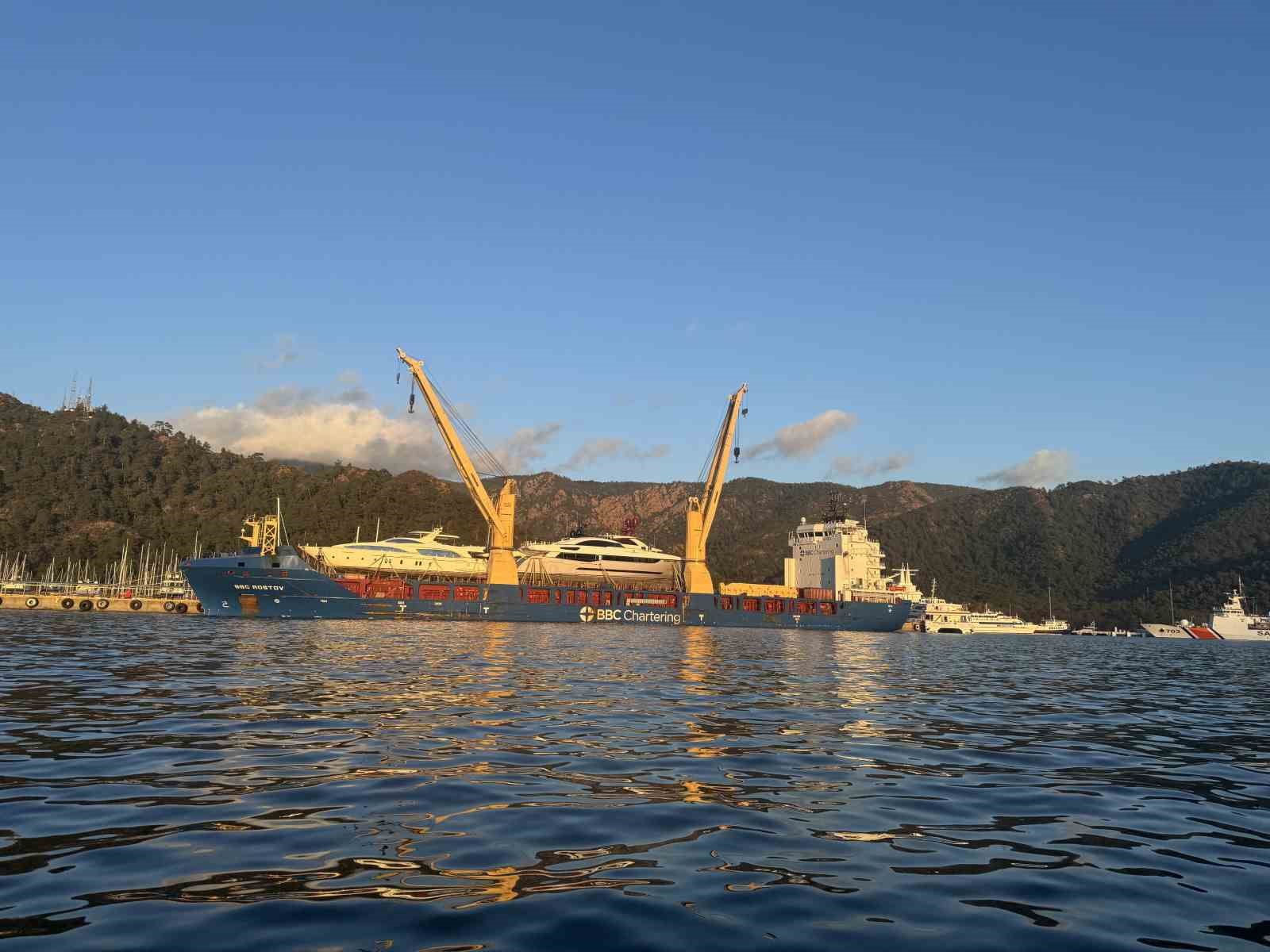 Milyonluk motor yatlar, y&uuml;k gemileri ile Marmaris&rsquo;e getirildi

