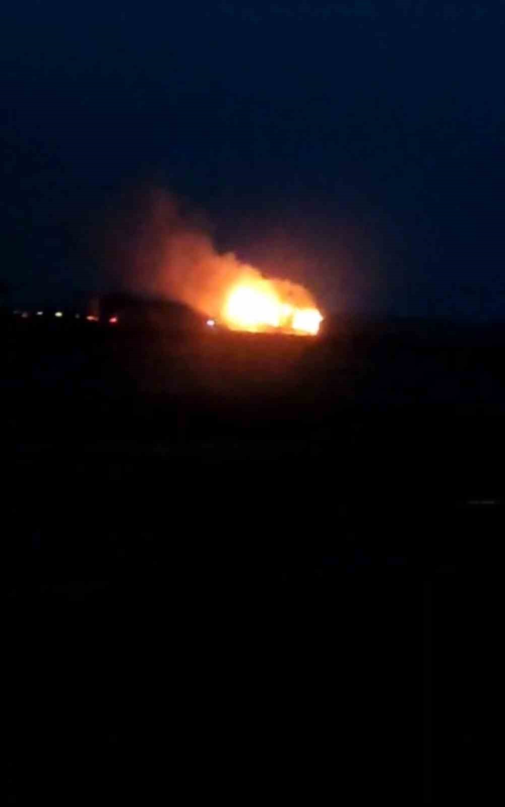 Mardin&rsquo;de seyir halindeki tır alev alev yandı
