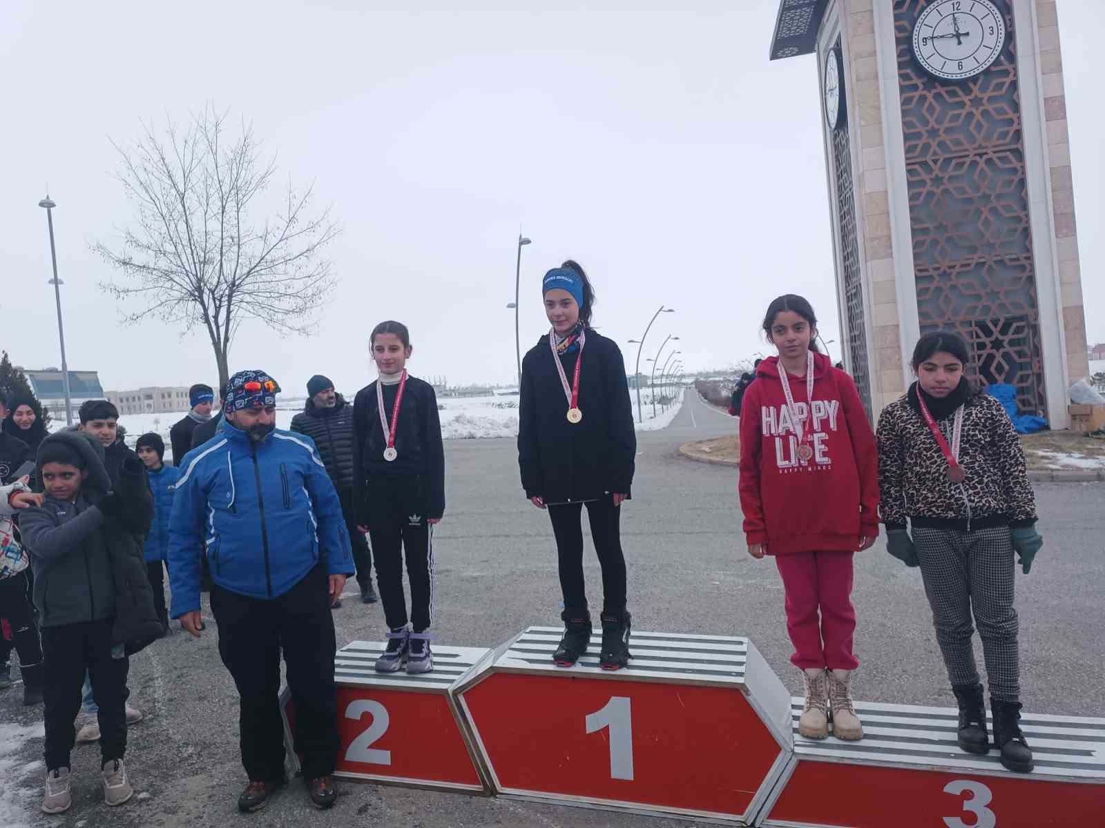 Muş&rsquo;ta kayaklı koşu yarışması asfalt yolda yapıldı
