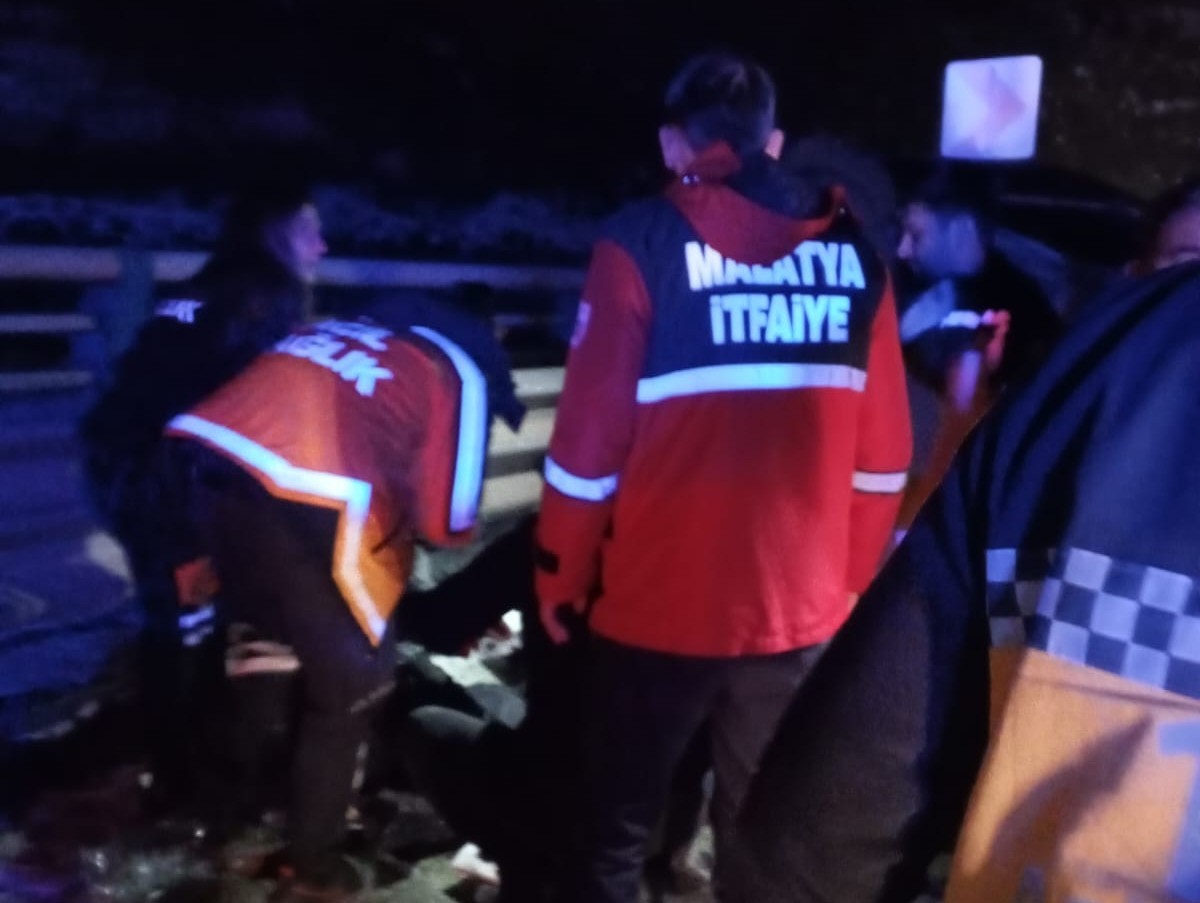 Malatya&rsquo;da kontrolden &ccedil;ıkan ara&ccedil; ref&uuml;je &ccedil;arptı: 3 yaralı
