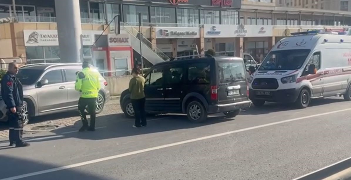 Avcılar&rsquo;da yol vermeme kavgası kadın s&uuml;r&uuml;c&uuml; kolundan bı&ccedil;akladı
