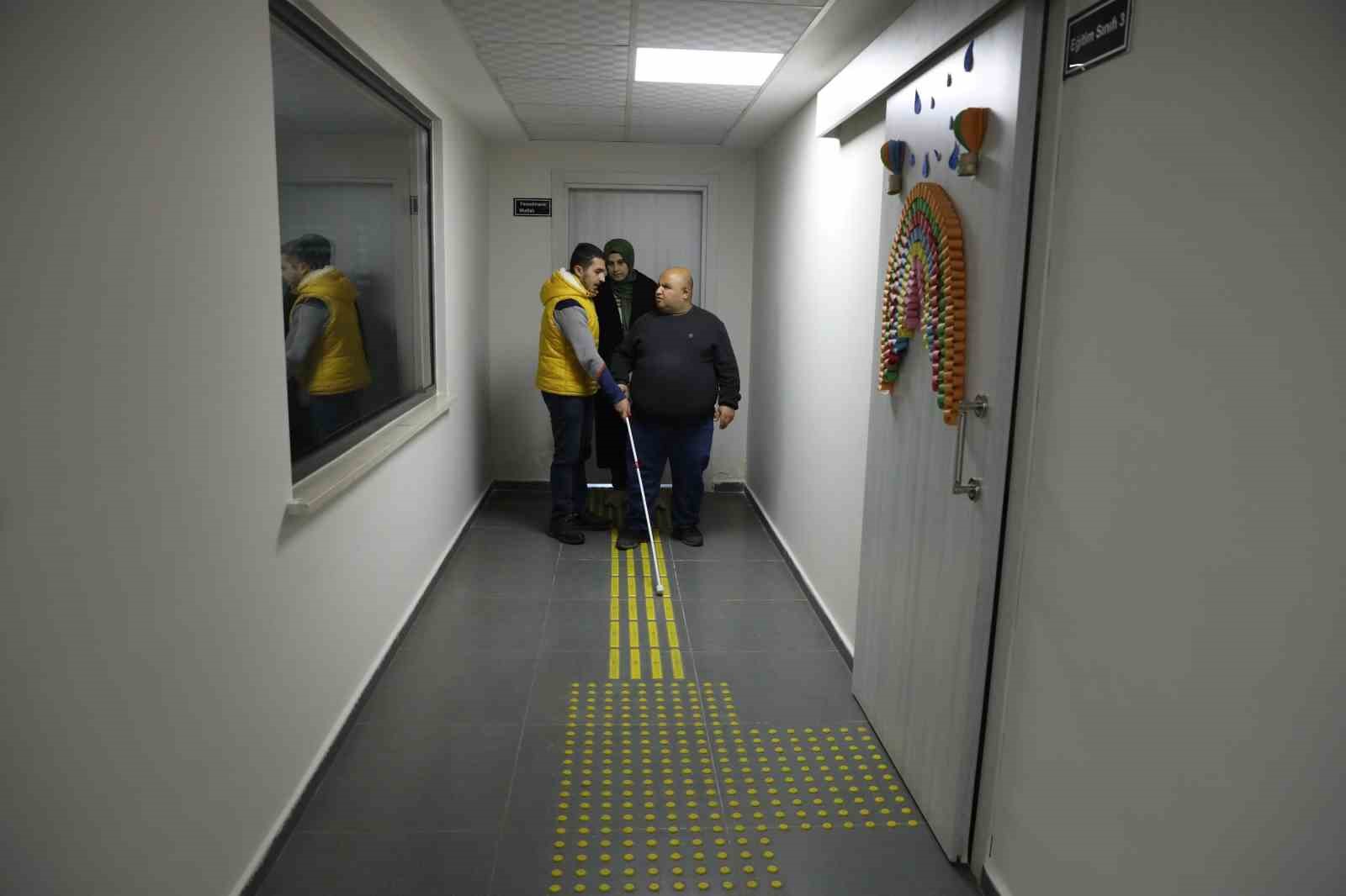 Diyarbakır&rsquo;da g&ouml;rme engellilere &rsquo;bağımsız hareket uygulaması&rsquo; eğitimi veriliyor
