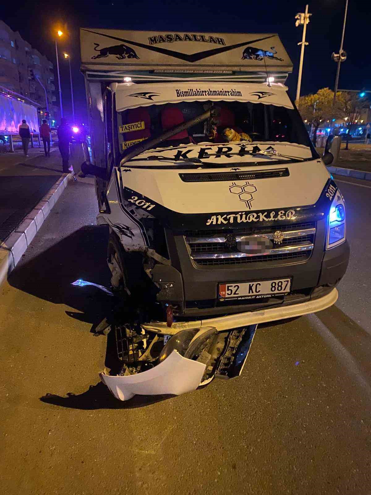 Mardin&rsquo;de otomobil ile kamyonet &ccedil;arpıştı: 2 yaralı
