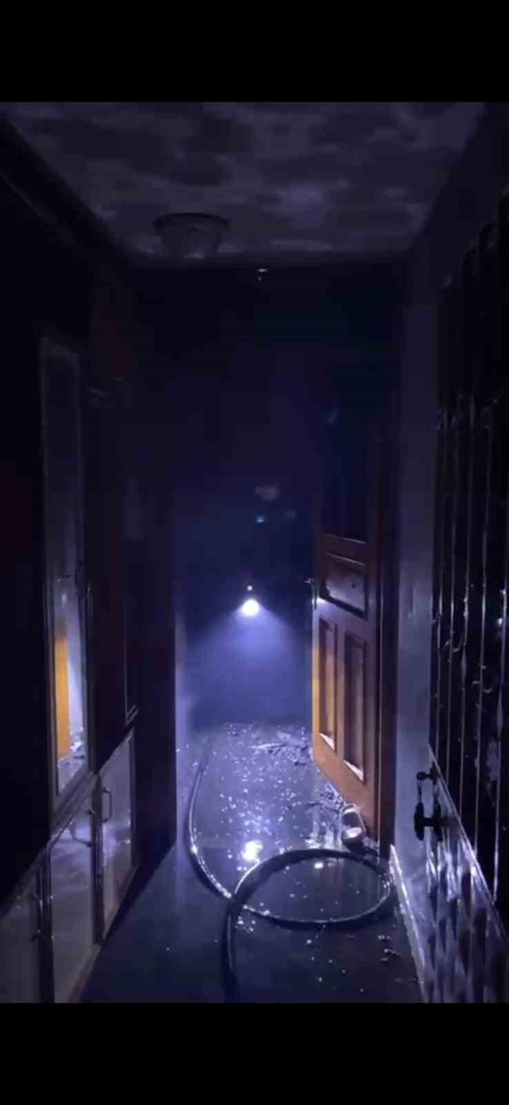 Çatıdan başlayıp evi saran yangın mahalleliyi korkuttu