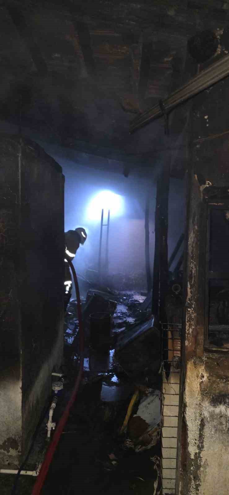 Sabaha karşı odunlukta çıkan yangın eve sıçradı