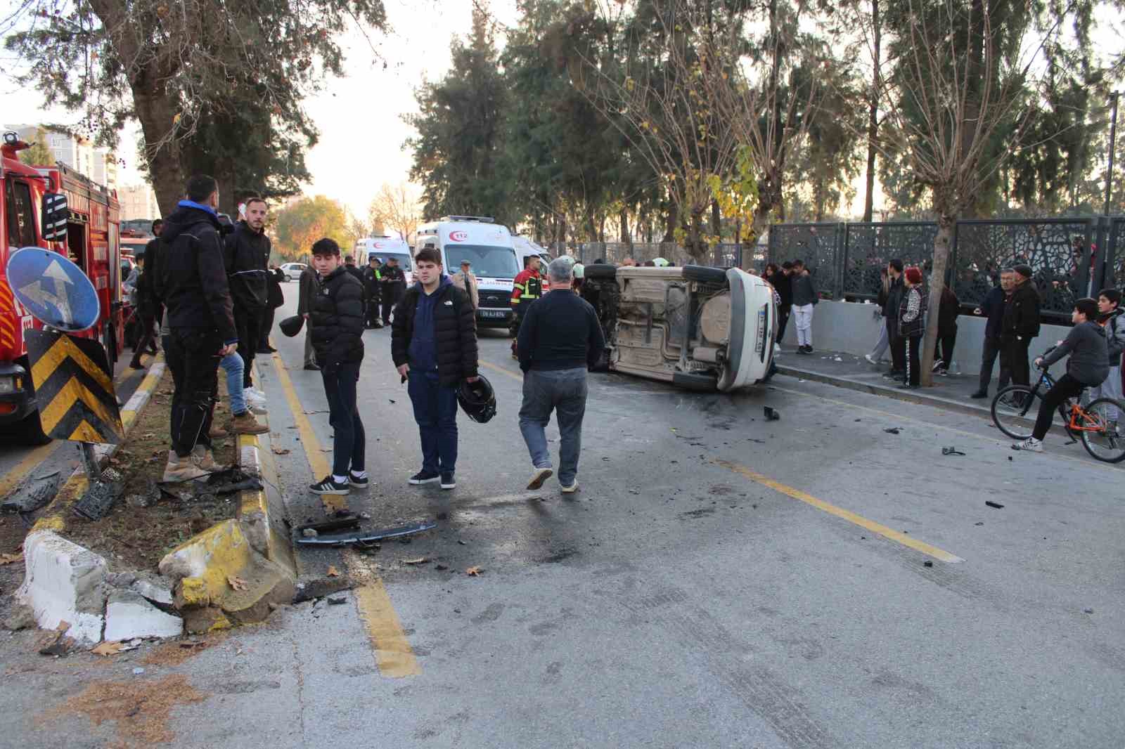 Ref&uuml;je &ccedil;arpıp takla attı: 4 yaralı
