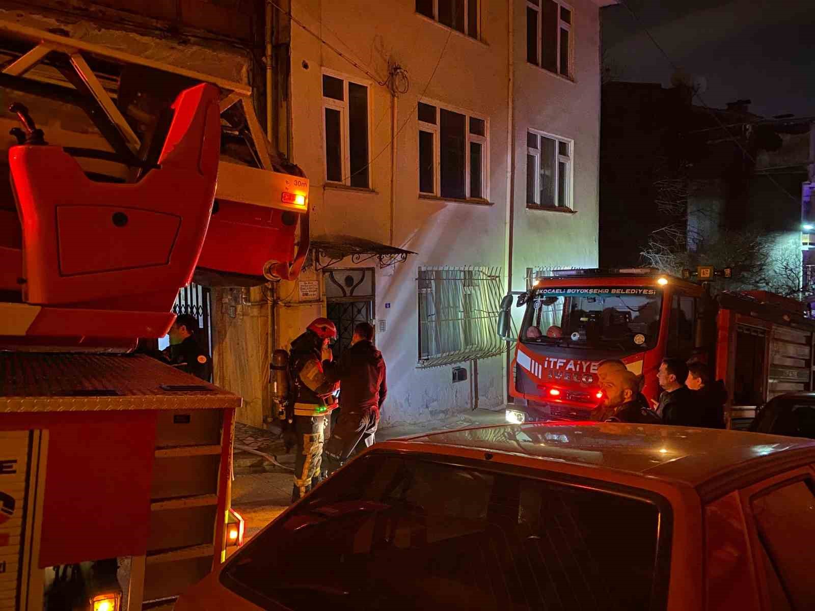 İzmit&rsquo;te 4 katlı binada &ccedil;ıkan yangında 2 kişi dumandan etkilendi
