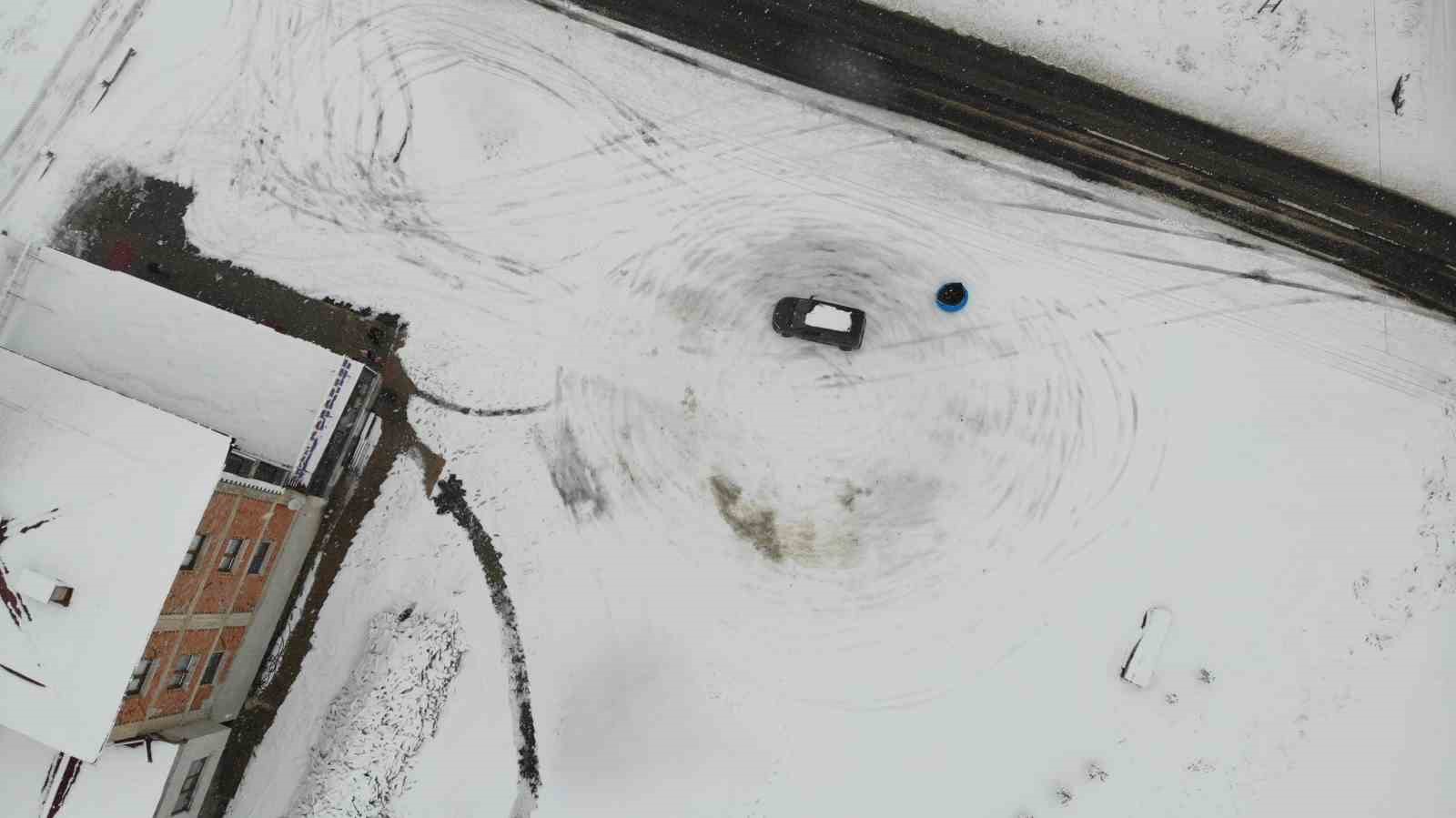 Aracının arkasına bağladığı şambrel ile çocuklarına ve yeğenlerine kayak keyfi yaşattı