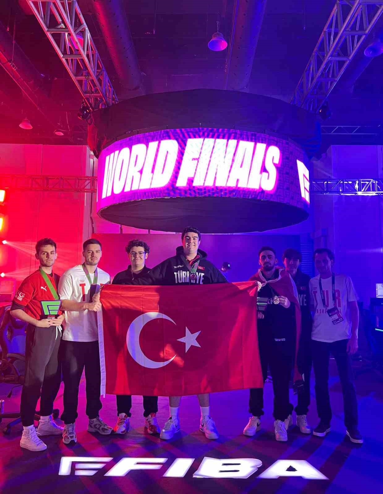 E-spor milli takımından gururlandıran d&uuml;nya ikinciliği
