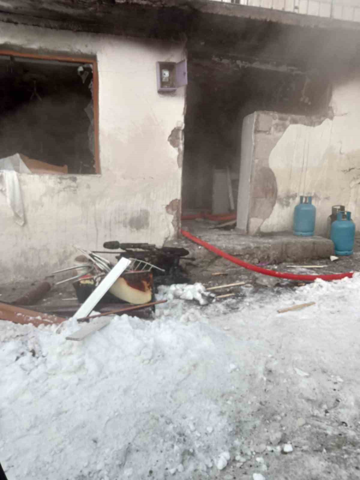 Pasinler&rsquo;de patlayan mutfak t&uuml;p&uuml; paniğe neden oldu: 2&rsquo;si ağır 4 yaralı
