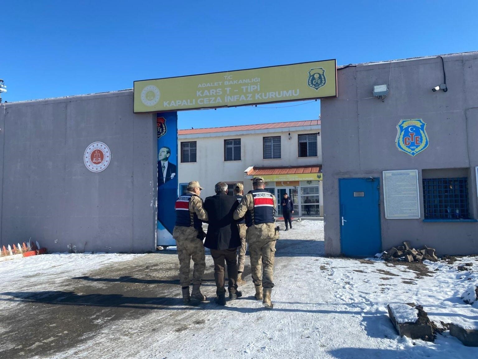 Kars&rsquo;ta 4 yıl hapis cezası bulunan 2 kişi yakalandı
