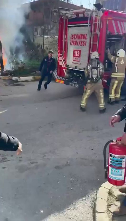 Sultanbeyli&rsquo;de baraka yangını: Alevler park halindeki araca sı&ccedil;radı
