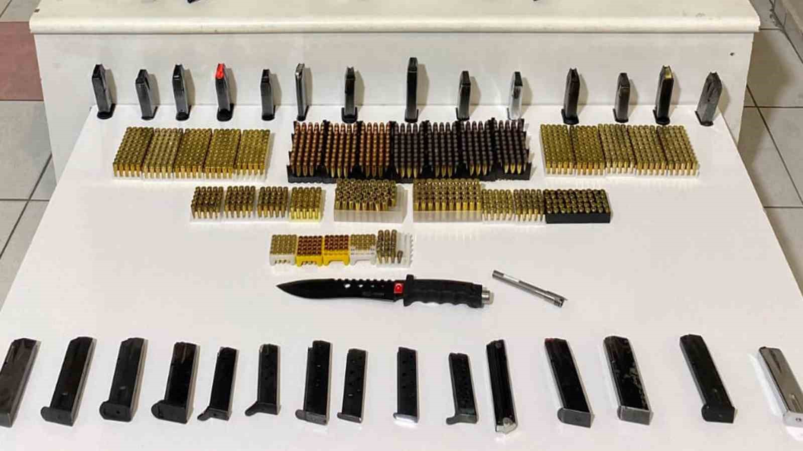 Evden cephanelik çıktı: Binlerce fişek ve çok sayıda tabanca ele geçirildi