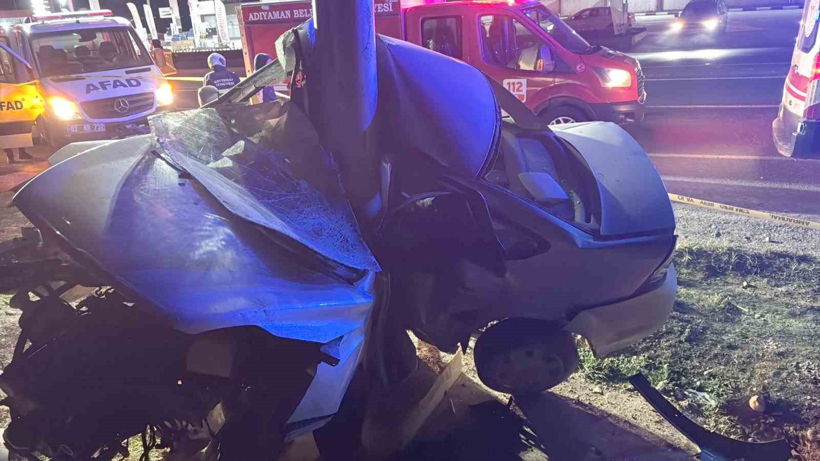 Trafik levhasına &ccedil;arpan otomobil ikiye katlandı... Feci kaza kamerada
