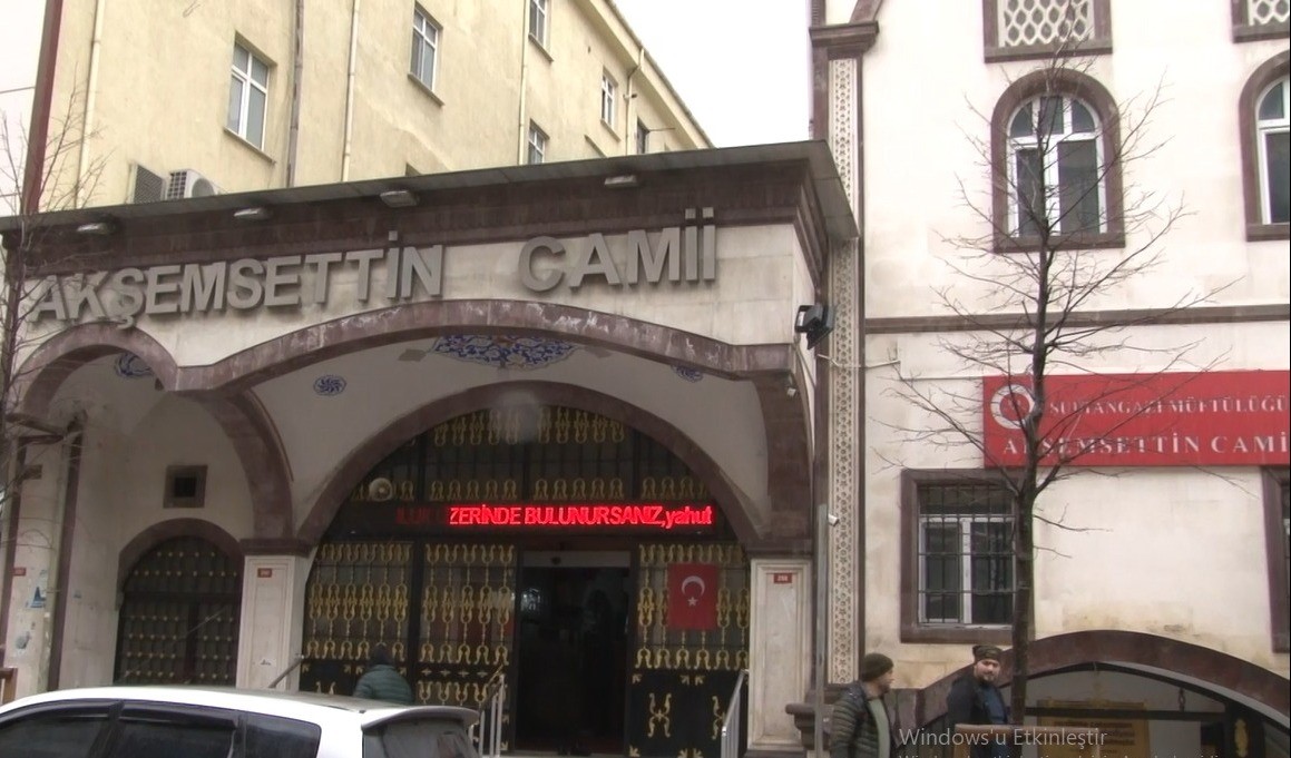 Sultangazi&rsquo;de akli dengesi bozuk ş&uuml;pheli cami imamını darp etti: Cemaat tarafından etkisiz hale getirildi
